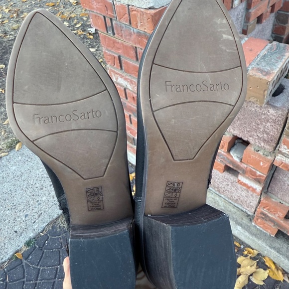 Sleek black knee-high leather boots - Picture 7 of 10